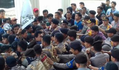 Kritisi Gagalnya Pemerintahan Jokowi, Mahasiswa Jambi Bentrok dengan Polisi 