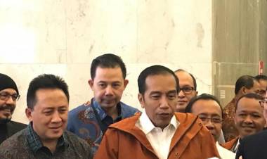Lihat Nih Jaket Baru Jokowi Berbahan Parasut Produk Bandung