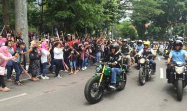 Tunggangi Tracker W 175 Jokowi Pimpin Bikers Brotherhood ke Braga