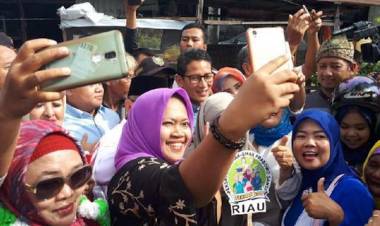 Ajak Goyang Dua Jari, Emak-emak Histeris Lihat Sandi Cakep