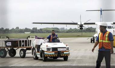 Hampiri Peti Jenazah, Keluarga Korban Lion Air Jatuh Pingsan