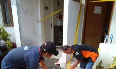 Tunggu Otopsi Mayat Dalam Lemari Mampang
