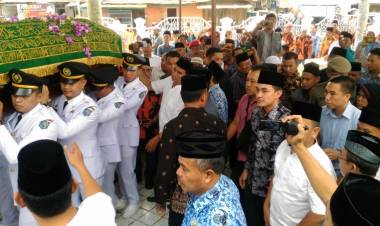 Tampak Tegar! Zola Adzankan Jenazah Ayahnya Zulkifli Nurdin 