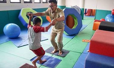 Heboh! Bocah Ini Miliki Kebiasaan Makan Beling dan Minum Aki 