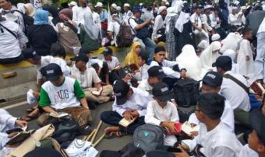 Peserta Reuni 212 Tilawah Qur'an Sepanjang Aksi