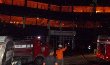 Gedung Kampus Univesitas Darul Ulum Jombang Terbakar Hebat!