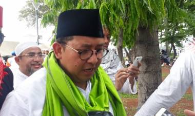 Puisi Sindiran Fadli Zon 'Moncong Putih Berliur dengan Mata Merah'