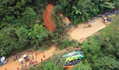 Bus Famili Raya dan Tiga Mobil Terseret Material Longsor Sitinjau Lauik