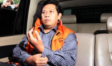 Nauzubillah! Bupati Cianjur Transaksi Duit Haram di Halaman Masjid