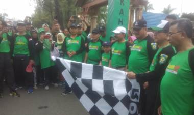 Akbar Tanjung Lepas Jalan Sehat Nasional KAHMI di Bungo