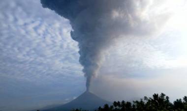 Gunung Soputan Erupsi Abu Mencapai 7.500 Meter