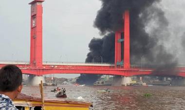 Pertamina Bantah, Kebakaran Kapal Angkut BBM di Ampera Bukan Milik Perusahaan