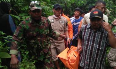 Isak Tangis Keluarga Sambut Kedatangan Mayat Nenek Aminah