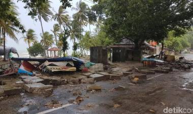 Tsunami Putuskan Jalur Transportasi Anyer-Carita