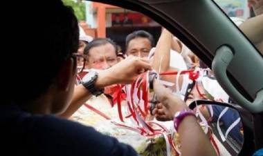 Ada-ada Saja! Sandiaga “Dipaksa” Resmikan Posko Pemenangan Dari Dalam Mobil