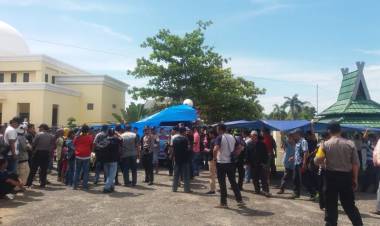 Memanas!!! Warga 12 Desa Sarolangun Blokir Kantor Bupati