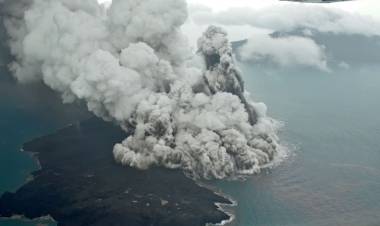 Warga Dilarang Beraktivitas Dalam Radius 5 Km dari Anak Krakatau