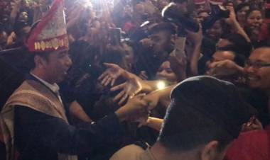 Gunakan Stelan Ulos dan Sortali, Jokowi Disambut dalam Natal Nasional