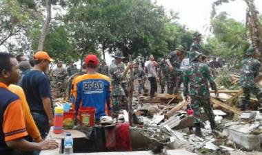 Polisi Tertibkan Posko Relawan Bantuan Logistik Korban Tsunami