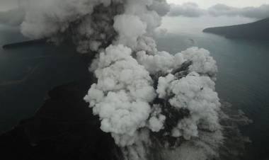 MENGERIKAN! Volume Gunung Anak Krakatau Susut 180 Juta Meter Kubik