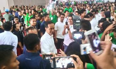 Jokowi: Saya Lihat di Lapangan Mengemudi Sambil Pegang HP, Hati-hati