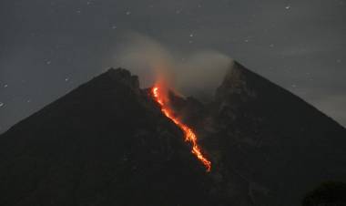 Gunung Merapi Luncurkan Guguran Lava Pijar Lagi Pada Selasa