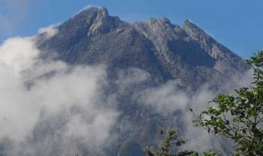 Berstatus Waspada, BPPTKG: Gunung Merapi Diselimuti Kabut