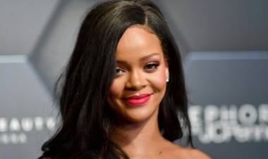 Gara-gara Merek Fenty Rihanna Gugat Ayahnya