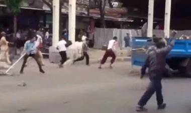 PKL-Satpol PP Bentrok Saat Penertiban di Tanah Abang