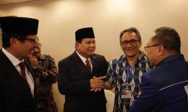 Pakai Peci, Prabowo-Sandiaga Tiba di Arena Debat Pilpres