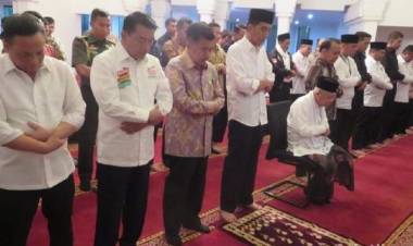 Jokowi-Ma'ruf Shalat Maghrib Berjamaah Sebelum Debat I