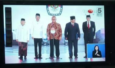 Saat Panggung Debat, Sandiaga Cium Tangan Ma'ruf Amin