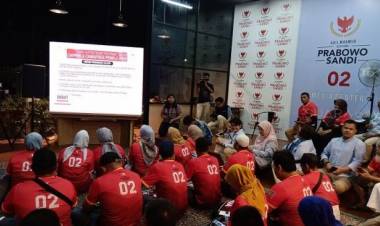 Relawan Prabowo-Sandiaga Gunakan Baju Merah Nobar Debat