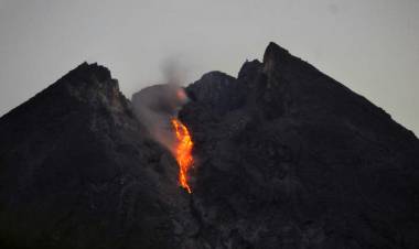 Merapi Luncurkan Guguran Lava Pijar Delapan Kali