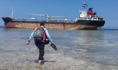 Imbas Kapal Karam, Tanker Ocean Princess Dilarang Tinggalkan NTT