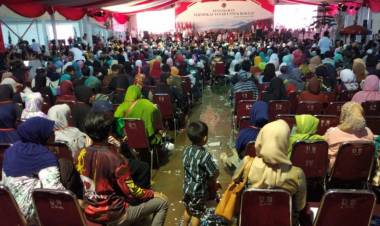 Hujan Deras Tak Surutkan Jokowi Bagi Sertifikat Tanah