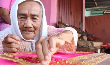 Usia Boleh Tua Nenek Nuraya Aktif Menyulam Pakaian Pengantin Minang