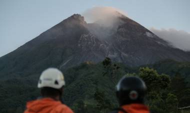 Gunung Merapi Mengeluarkan 10 Kali Guguran Lava