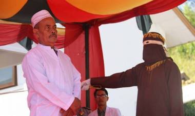 Terbukti Jual Miras Pria Ini Dicambuk Belasan Kali