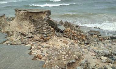 Diterjang Gelombang Dermaga Pantai Teddys Kupang Hancur Lebur