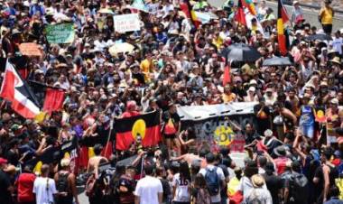 Puluhan Ribu Orang Memprotes Hari Australia