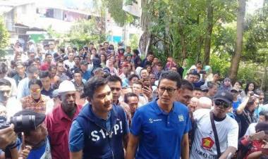 Sandiaga Kunjungi Temui Korban Banjir Makassar