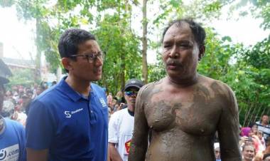 Gara-gara Foto Ini Sandi Dituding Sandiwara ke Korban Banjir