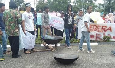 Warga Sambil Bawa Kuali Tuntut Bupati Bungo Lantik Rio Terpilih