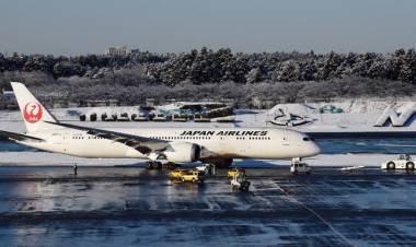 Pesawat Jet Japan Airlines Tergelincir, Bandara Ditutup