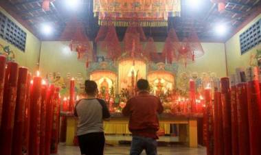 Warga Tionghoa Minta Kelancaran Rezeki di Shio Babi-Tanah