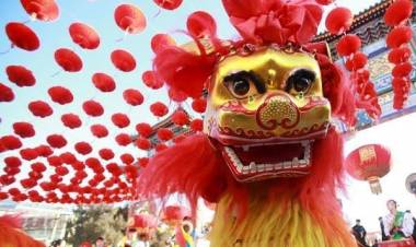 Barongsai Hibur Penumpang Stasiun Jakarta Kota