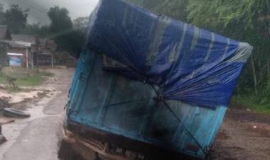 Rusak Parah, Jalan Lintas Jambi - Tembesi Makan Korban dan Pemicu Kemacetan