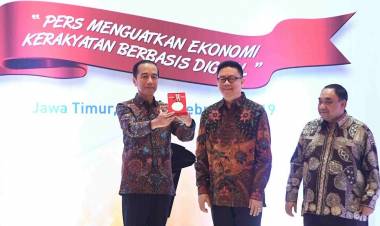 Yosep Beri Medali Kemerdekaan Pers ke Jokowi