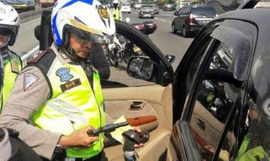 Teng! Operasikan GPS Saat Berkendara Bisa Dipenjara 3 Bulan